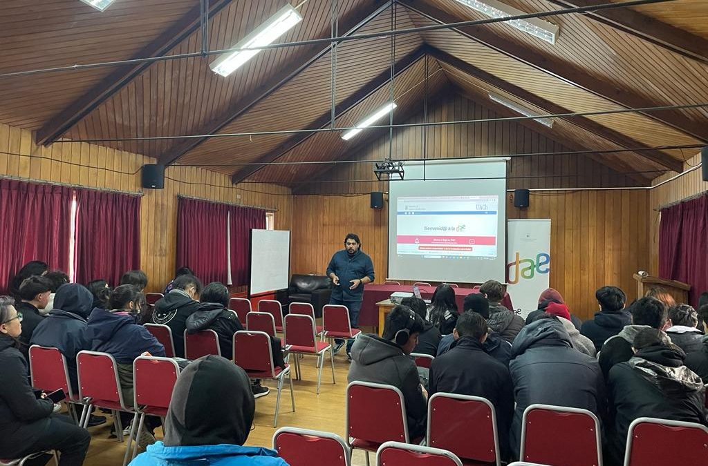 Depto. de Bienestar Estudiantil DAE realizó charla de beneficios estudiantiles en Liceo Armando Robles