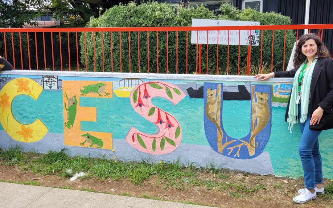Centro de Salud Universitario estrenó nueva fachada con mural inspirado en Valdivia y la UACh